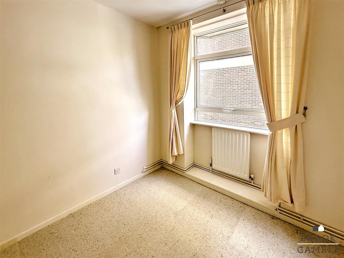 3 Bedroom Flat. Granville Road in Eastbourne,  9
